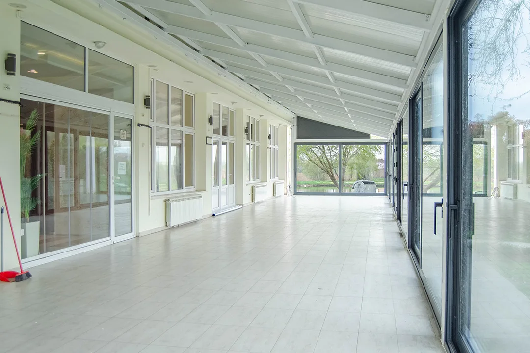 Bašta hotela Stari Banat pre uređenja, prazan prostor bez atmosfere i infrastrukture