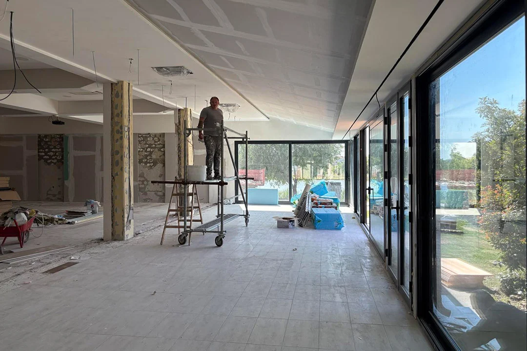 Radovi u toku na bašti hotela Stari Banat, postavljanje zaštite od vetra i infrastrukture