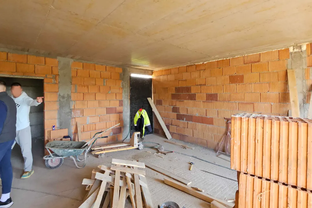 Zgrada u sivoj fazi sa radnicima, penthouse Opovo pre početka radova